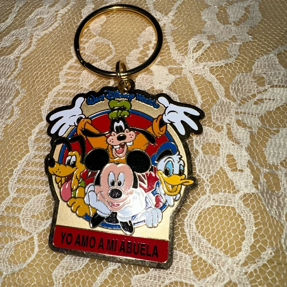 Walt Disney World Keychain with Mickey and Friends “YO AMO a MI ABUELA”